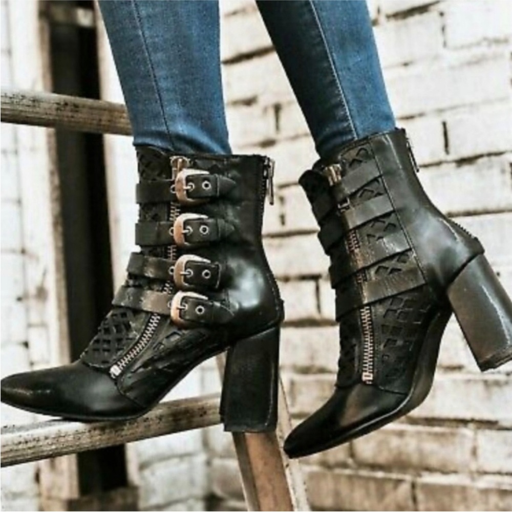 Freebird by Steven Julia Black booties
Size 6